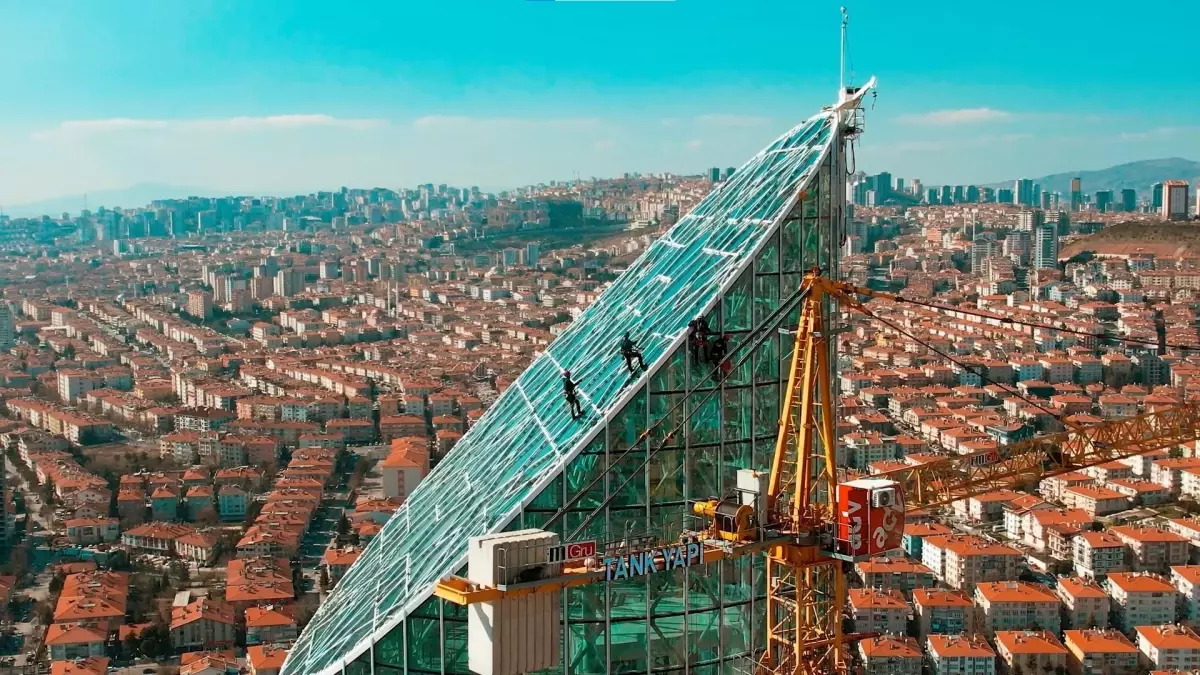 Dağcıların Atatürk Cumhuriyet Kulesi yapımındaki çalışmaları drone ile görüntülendi