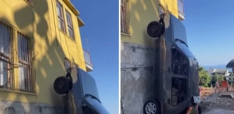 Antalya'da bir vatandaş, kazaya karışan aracını iple binadan aşağıya sarkıttı
