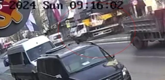 Beyoğlu Karaköy'de freni boşalan vincin çarptığı kaza güvenlik kamerasında
