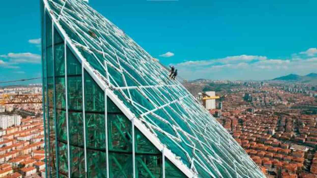 Dağcıların Atatürk Cumhuriyet Kulesi yapımındaki çalışmaları drone ile görüntülendi Dağcıların Atatürk Cumhuriyet Kulesi yapımındaki çalışmaları drone ile görüntülendi