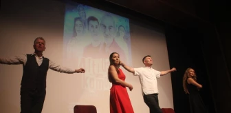 Mersin'de 'Altı Üstü Komedi' Tiyatro Oyunu Sahnelendi