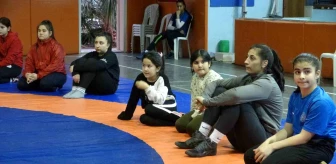 Kadın Güreşçiler, Olimpiyat Madalyasını Kozan'a Getirmek İçin Çalışıyor
