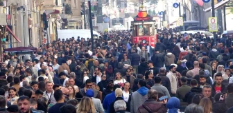 Taksim Meydanı ve İstiklal Caddesi Sıcak Havayı Fırsat Bilerek Dolup Taştı