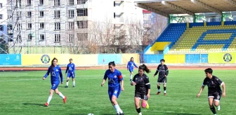 Ağrı Valisi Mustafa Koç'un eşi Neslihan Gül Koç, Kadın Futbol Takımı'nı destekledi