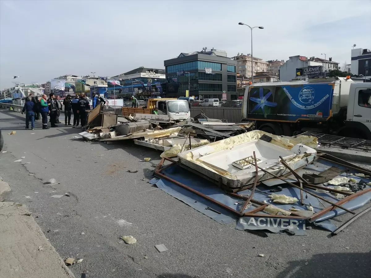 Çekmeköy'de araç durağa ve büfeye çarptı: 4 yaralı