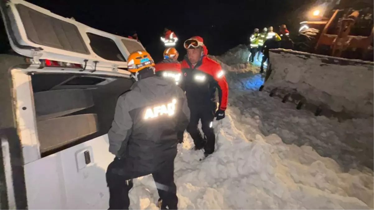 Hakkari-Van kara yolunda minibüsün üzerine çığ düştü: 1 ölü, 12 yaralı