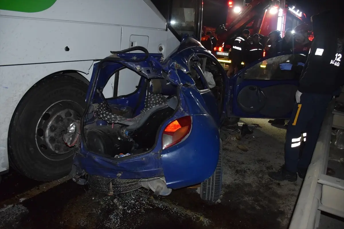 İzmir'de otobüs ve otomobil çarpışması: 1 ölü, 3 yaralı