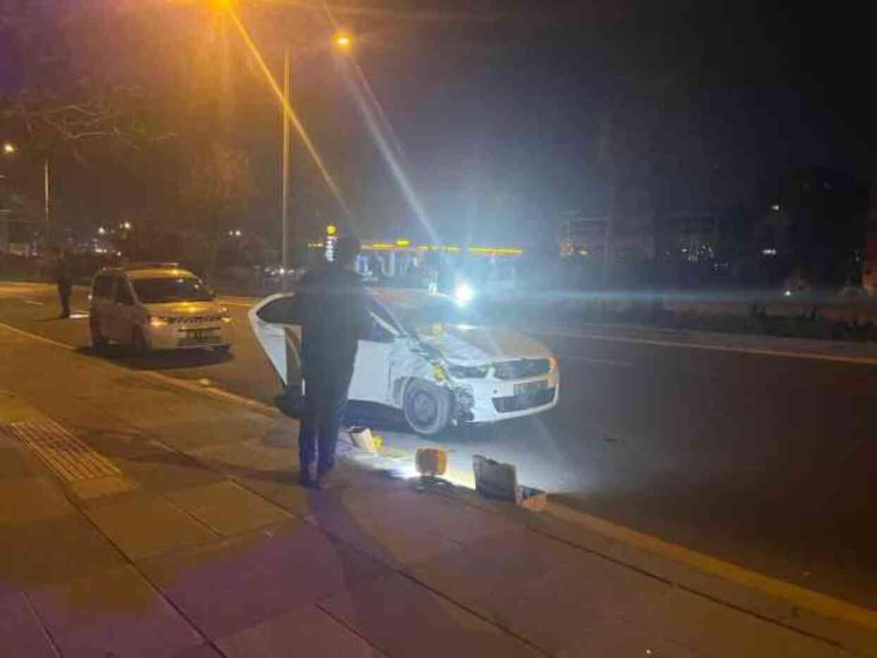 Kaldırımda yürüyen 2 kişi otomobilin çarpması sonucu hayatını kaybetti Kaldırımda yürüyen 2 kişi otomobilin çarpması sonucu hayatını kaybetti