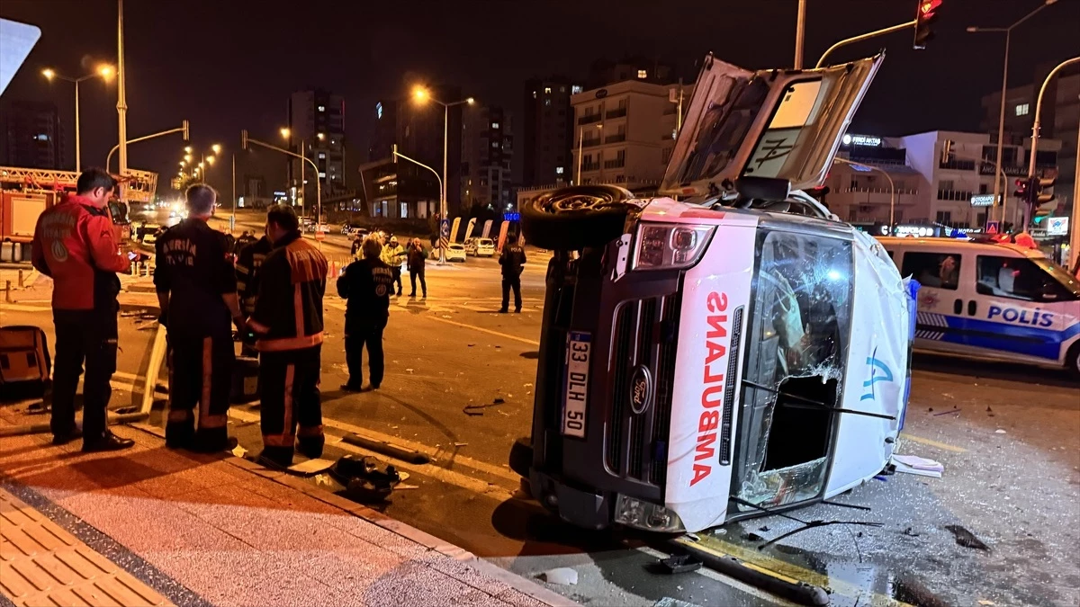 Mersin'de Ambulans ile Otomobil Çarpıştı: 7 Yaralı