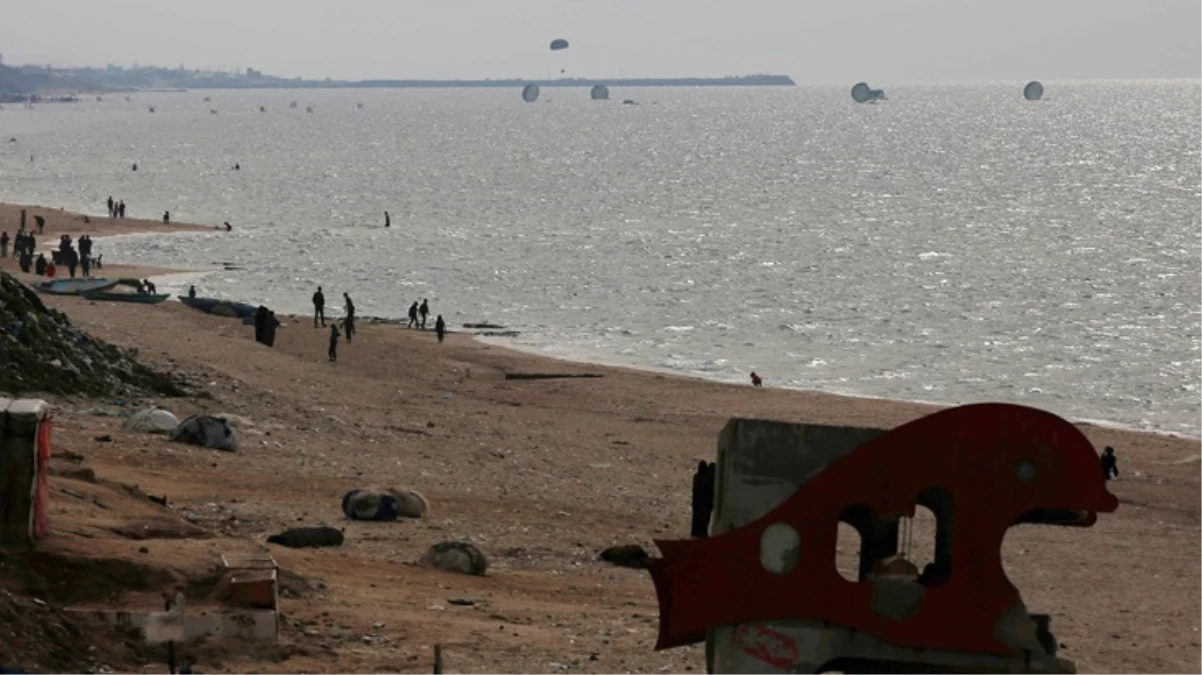 Ürdün'ün Gazze'ye indirdiği yardımlar denize düştü, Filistinliler sahillere akın etti