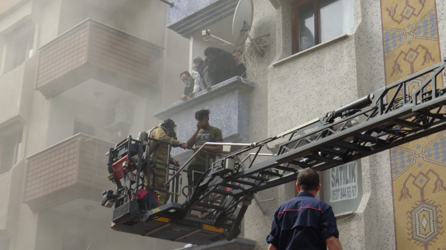 Yangından mahsur kalan 19 kişi itfaiye ekipleri tarafından kurtarıldı