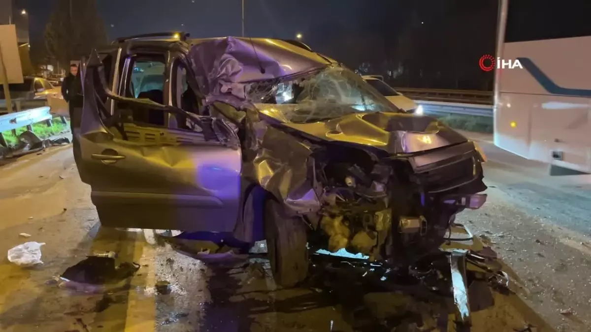 Zincirleme kazaya karışan araç kağıt gibi ezildi: 1'i ağır 3 yaralı