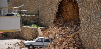 Adıyaman'da yıkılan binanın istinat duvarı otomobile zarar verdi