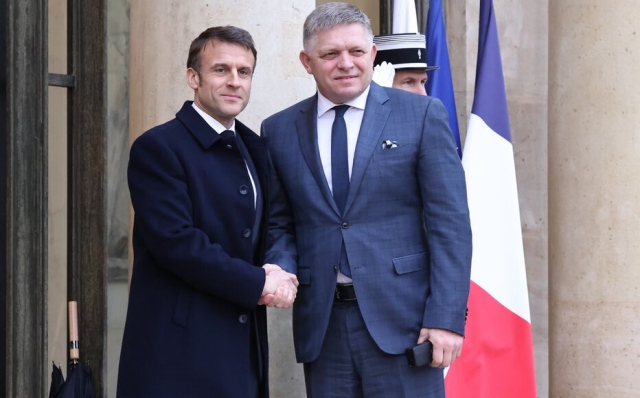 Fransa Cumhurbaşkanı Emmanuel Macron ve Slovakya Başbakanı Robert Fico