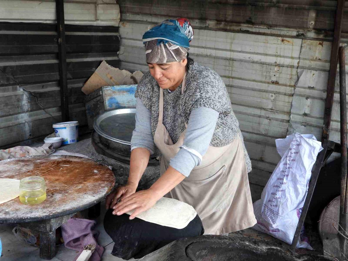 Depremin Vurduğu Hatay'da Ev Kadınları Tandırda Ürün Satarak Aile Ekonomisine Katkı Sağlıyor