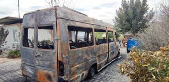 AK Partili adayın seçim otobüsü küle döndü