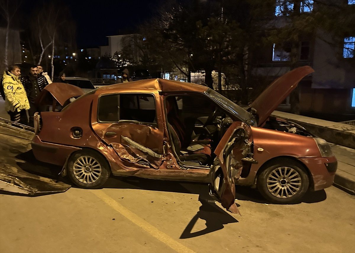 Erzurum Palandöken'de 4 araç karıştığı kazada 3 kişi yaralandı