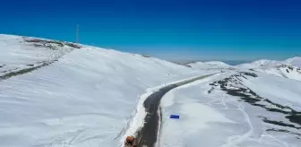 Erzurum'da Karayolları Ekipleri Karla Mücadele Çalışması Yürütüyor