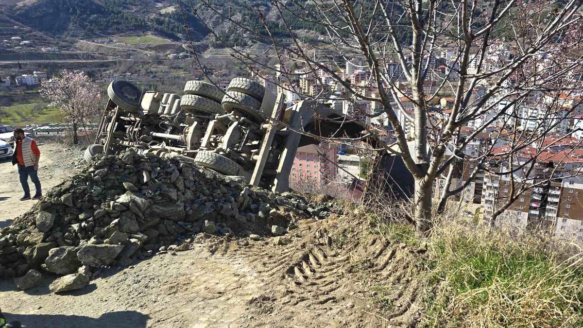 Tokat'ta yol inşaatı sırasında kamyon devrildi