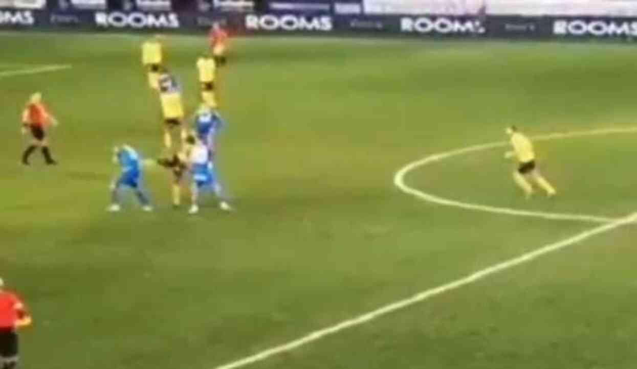 Kıbrıs kupası çeyrek final maçında rakibinin ırkçı hakaretlerine maruz kalan futbolcu, rakibine yumruk attı Kıbrıs kupası çeyrek final maçında rakibinin ırkçı hakaretlerine maruz kalan futbolcu, rakibine yumruk attı