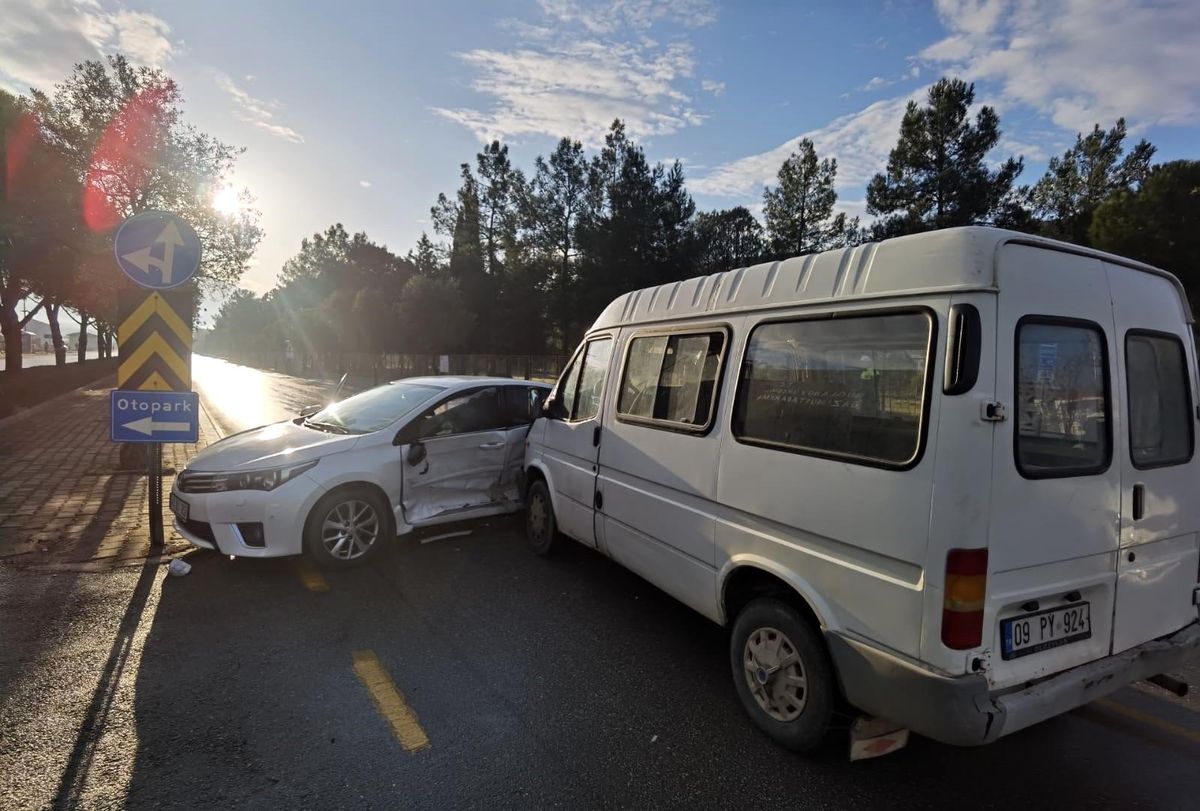 Muğla'da Ticari Araç ile Otomobilin Karıştığı Kaza: 1 Yaralı