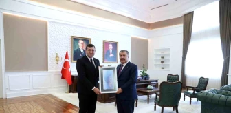 MHP Kayseri Milletvekili Baki Ersoy, Sağlık Bakanı'na talepleri içeren dosyayı verdi
