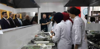 Ünlü Şef Yunus Emre Akkor Bitlis'te Üniversite Öğrencileriyle Mutfakta Buluştu