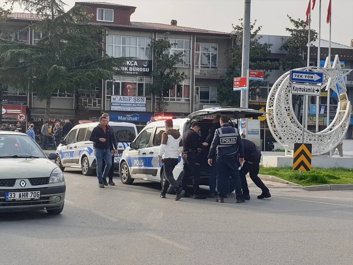 Akyazı'da Atatürk Heykeline Balyozla Zarar Veren Şüpheli Gözaltına Alındı