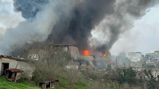 Beykoz'da fabrikada yangın! Ekiplerin müdahalesi sürüyor