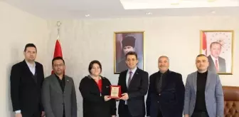 Dodurga Kaymakamı, metin yazma yarışmasında dereceye giren öğrenciyi ödüllendirdi