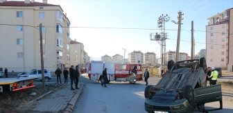 Sivas'ın Şarkışla ilçesinde otomobille çarpışma sonucu 2 kişi yaralandı