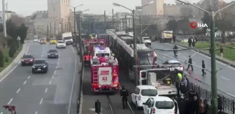 Topkapı'da tramvay kazası: Raylarda sıkışan vatandaş kurtarma çalışmaları devam ediyor