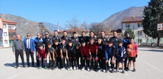 Amasya'da Polisler, İlkokul Öğrencileriyle Futbol Maçı Yaptı