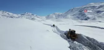 Beytüşşebap'ta dozerler karlı yollarda ilerlemekte güçlük çekiyor