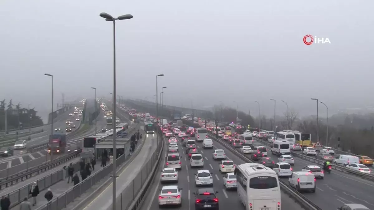 İstanbul'da sis etkili oldu: Haliç Köprüsü sisten kayboldu