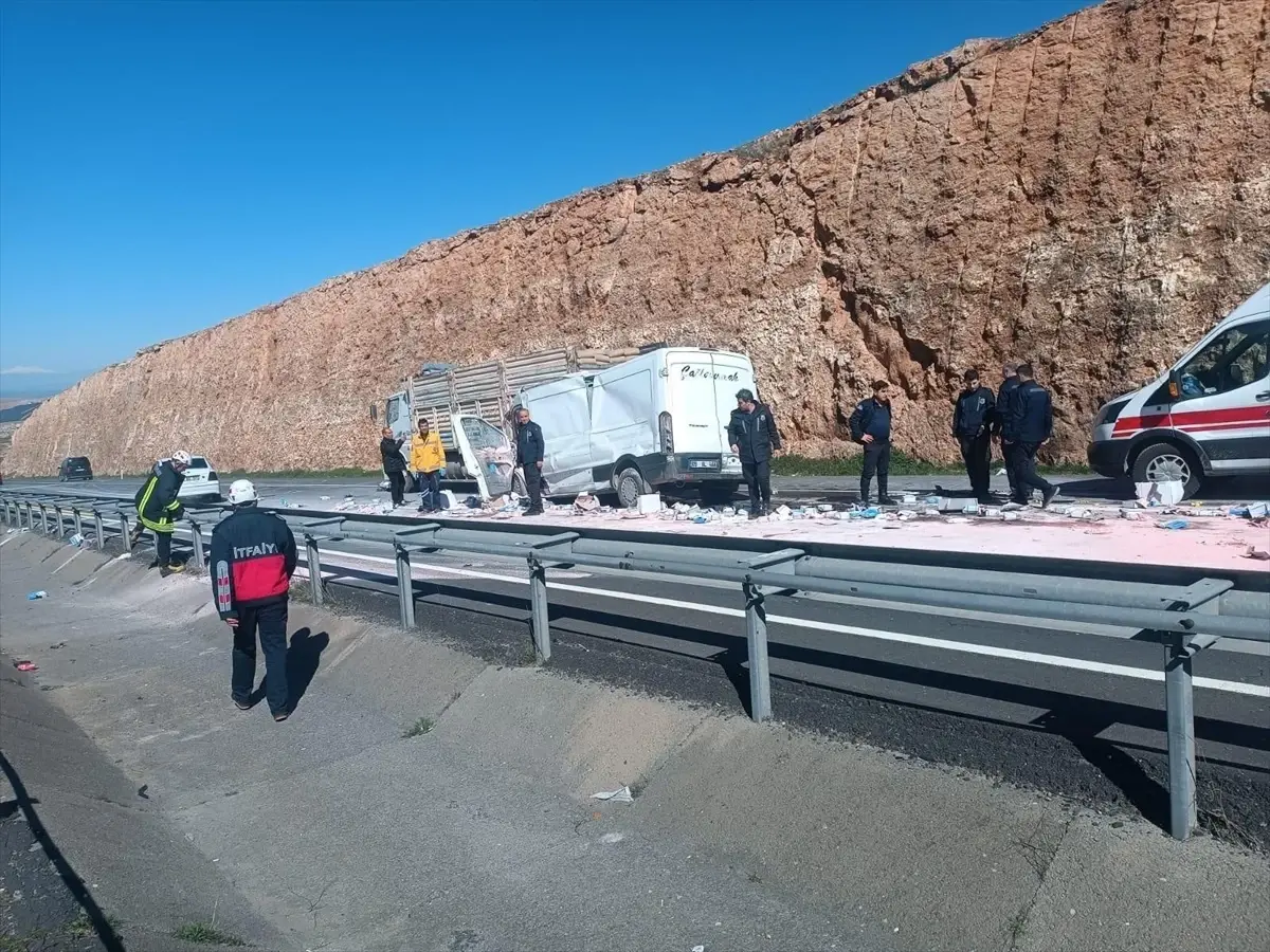 Şanlıurfa'da kamyona arkadan çarpan minibüs sürücüsü yaralandı