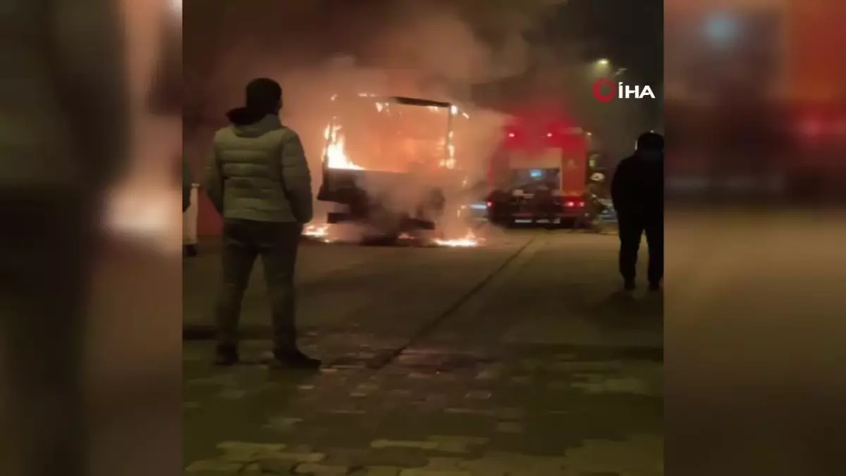 Ataşehir'de park halindeki kamyonet alev alev yandı