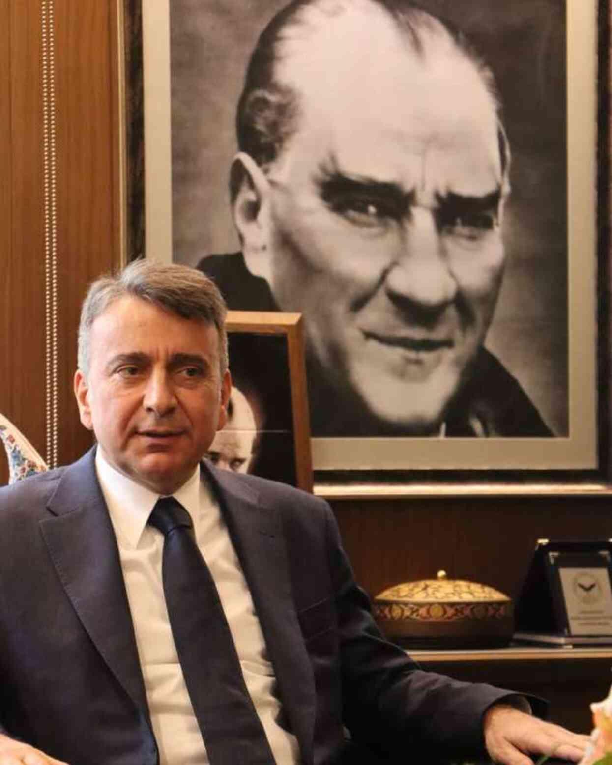 Azmi Karamahmutoğlu kimdir? Azmi Karamahmutoğlu kaç yaşında ve nereli?