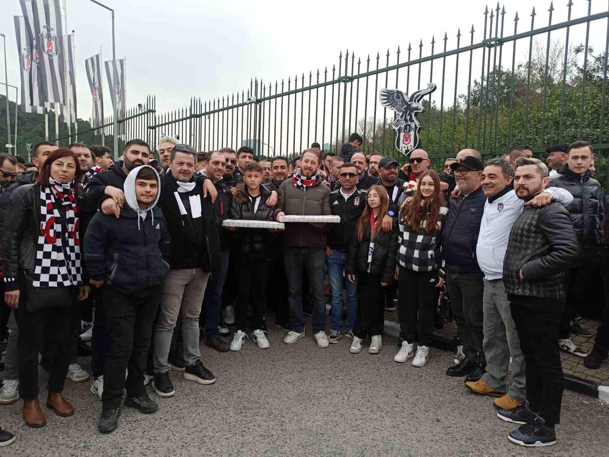 Beşiktaş Taraftarı Ümraniye Nevzat Demir Tesisleri'nde Moral Verdi