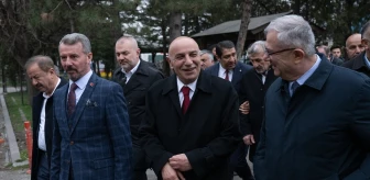 Turgut Altınok, Ankara Toptancı Hali'nde seçim çalışmalarına devam etti
