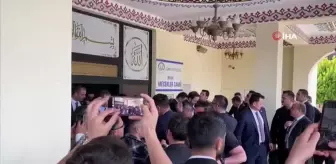 Cumhurbaşkanı Erdoğan'a cuma namazında vatandaşlardan sevgi seli