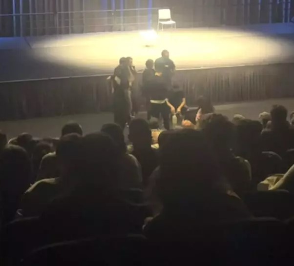 Komedyen Özgür Turhan, İzmir'deki gösterisinde sahneden düştü