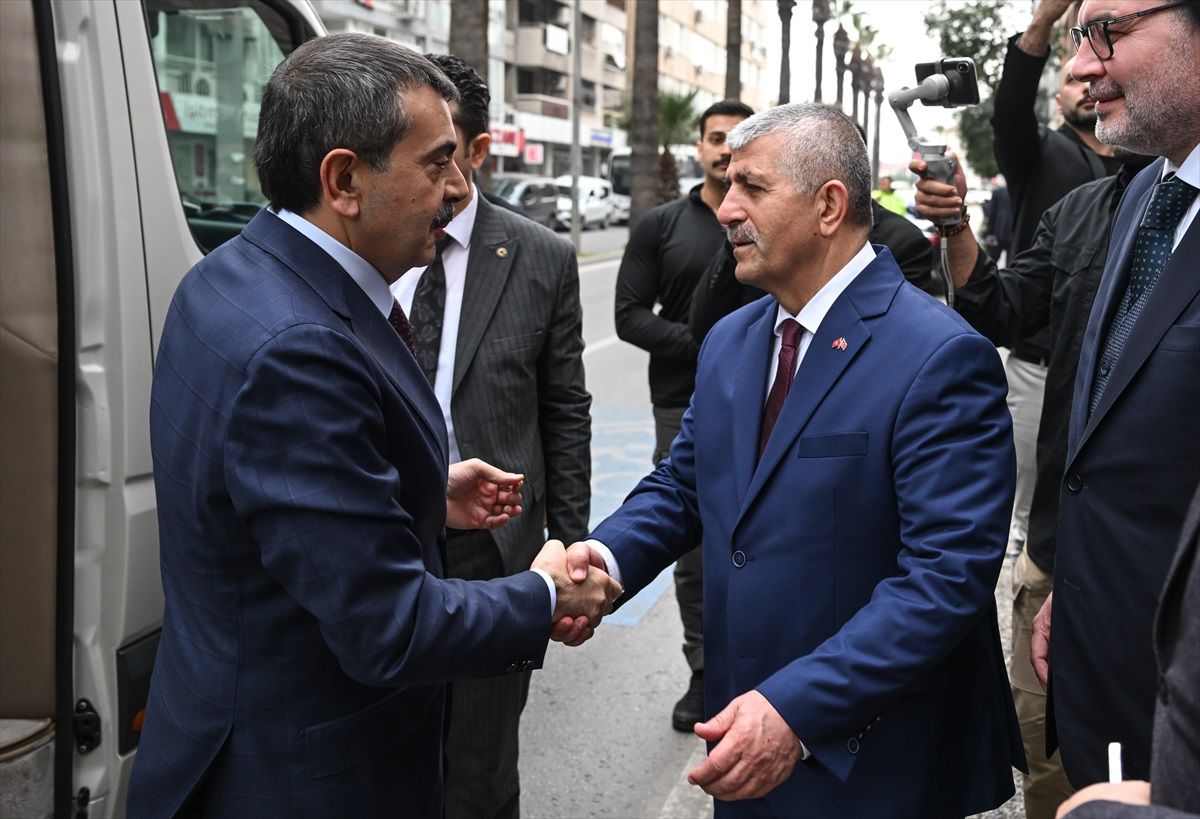 Milli Eğitim Bakanı Yusuf Tekin MHP ve AK Parti İzmir il başkanlıklarına ziyarette bulundu
