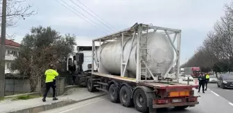 Sakarya'da tır bahçe duvarına çarptı, sürücü yaralandı