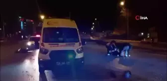 Akrobatik hareketler yapan motorcu trafik ışıklarına çarparak yaralandı