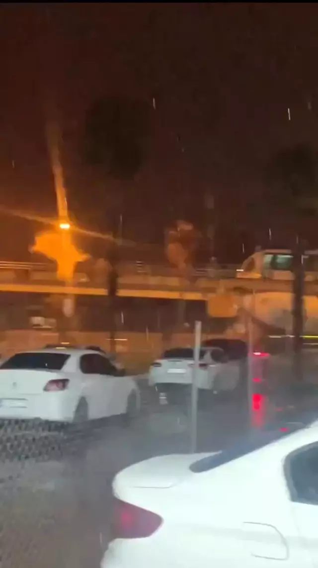 Antalya'da tramvay hattına yıldırım düştü