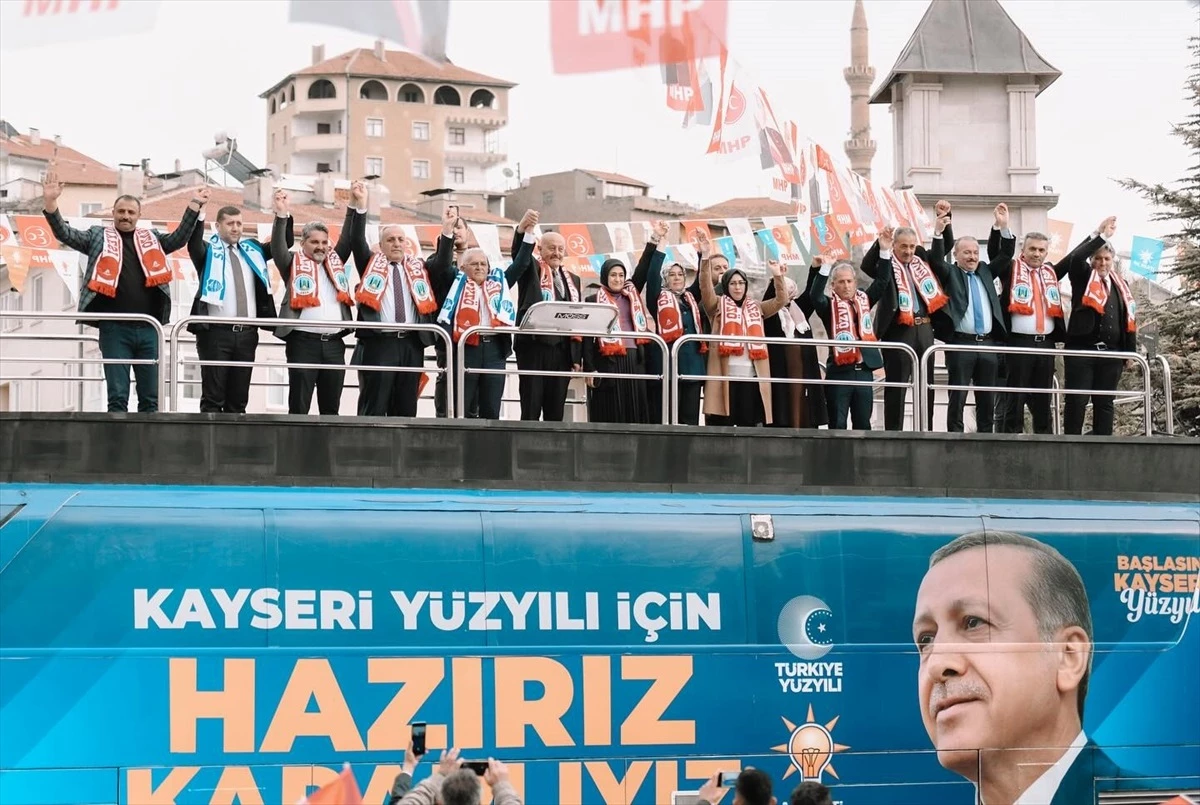 Kayseri'de Büyükşehir Belediye Başkanı Memduh Büyükkılıç, MHP yöneticileriyle aday tanıtım toplantısına katıldı