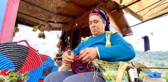 Afetzede Kadın, Buğday Saplarından Tepsiler Yaparak Aile Ekonomisine Katkı Sağlıyor