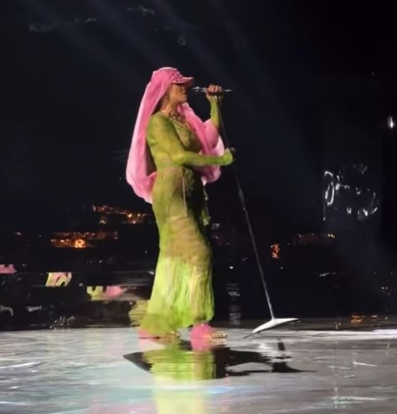 Dünyanın en pahalı düğünün partisinde sahne alan Rihanna, kıyafetiyle alay konusu oldu: Yıldız Tilbe'ye özenmiş