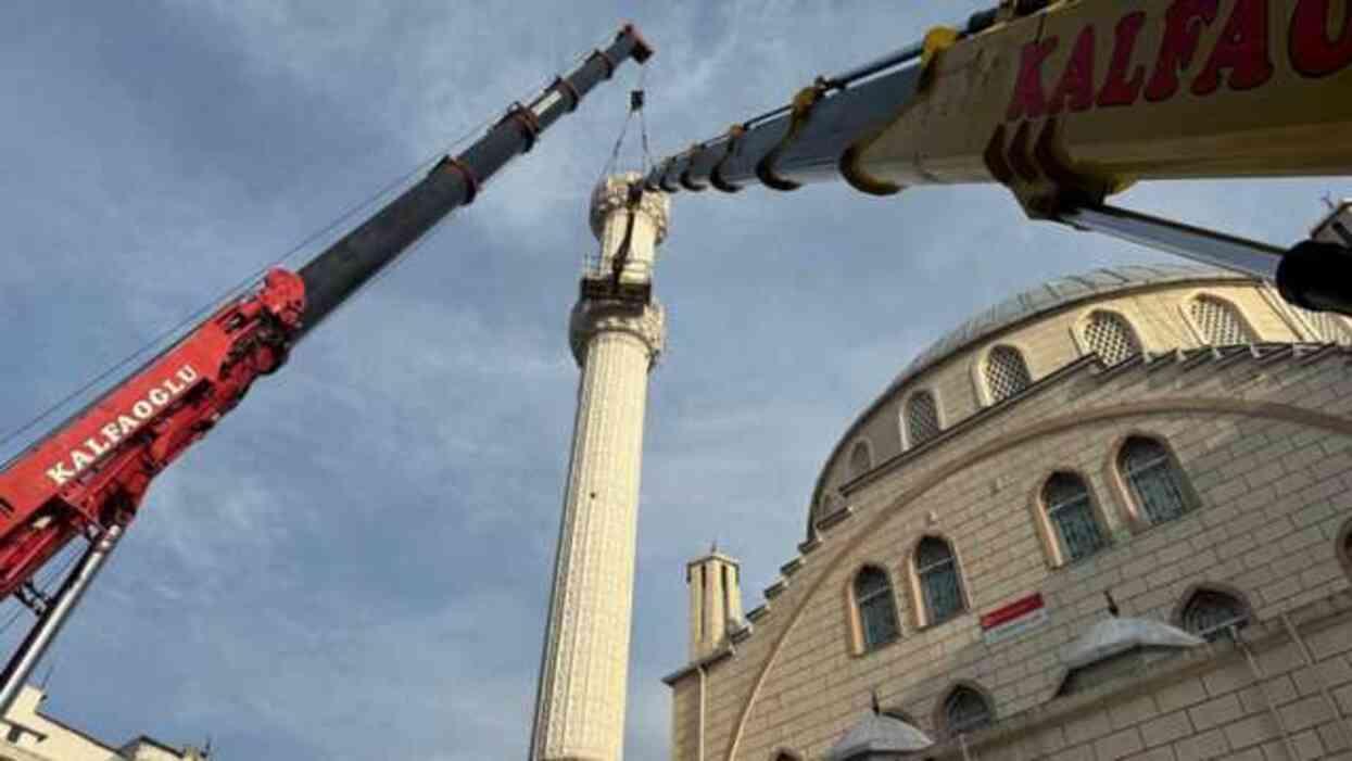 Esenyurt'ta camii minaresi onarım yapıldığı esnada halatı koparak zemine düştü: O anlar kamerada Esenyurt'ta camii minaresi onarım yapıldığı esnada halatı koparak zemine düştü: O anlar kamerada